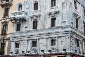 milano-palazzo-ghiacciato