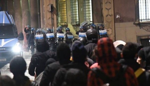 bologna-scontri-polizia-studenti-tornelli