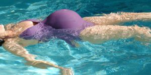 piscina-incinta-ragazza-bufala