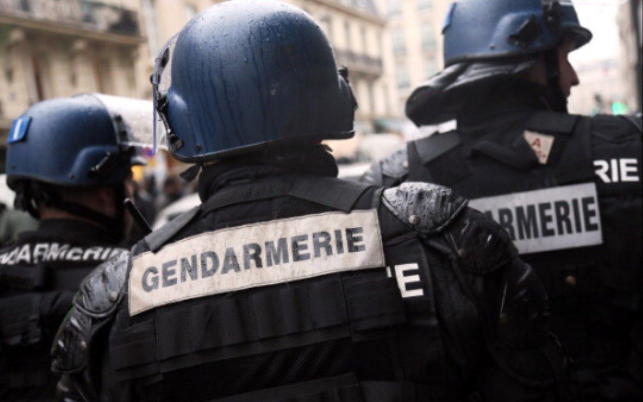 Parigi uomo armato di coltello minaccia gendarmi: terrore alla Gare du Nord
