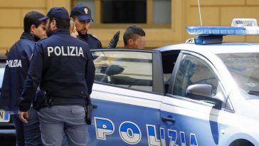 Violenza della polizia su un ragazzo di Napoli