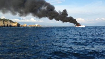 Incendio Gaiola Mare Inquinato