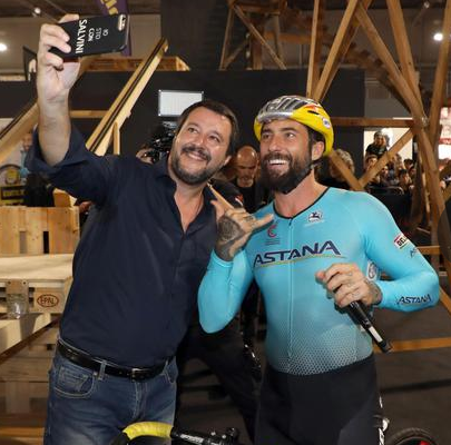 Vittorio Brumotti salta con la bici su Salvini (FOTO)