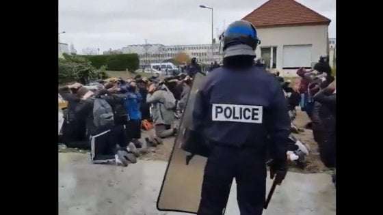 studenti liceo francia polizia